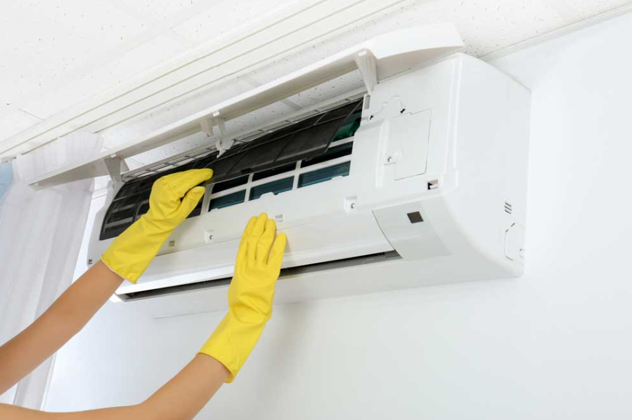 HCM - 7 bước vệ sinh máy lạnh tại nhà đúng cách, tiết kiệm điện Ve-sinh-may-lanh-tai-nha-4